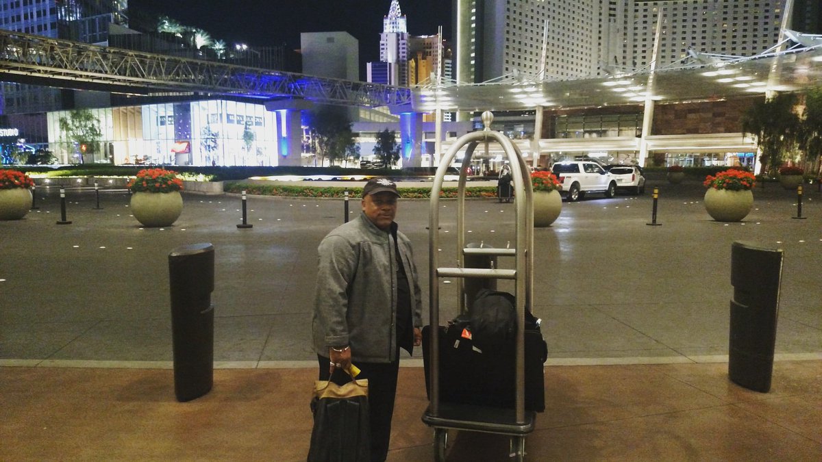 buttsketch's tweet photo. Chicago you were great! Let's go Vegas.....San Antonio get ready! #gotsketched #getsketched #sketchart #caricature #caricatureartistforhire #caricatureartist #events #chicago #chi #chicagoevents #lasvegasevents #lasvegas #sanantonio #sanantonioartist https://t.co/Ld6UU9s6de
