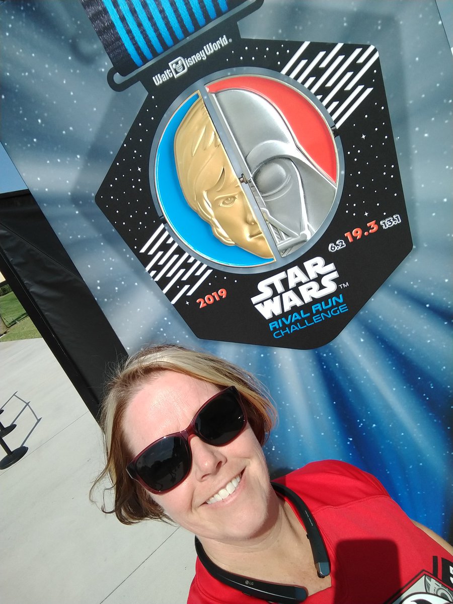 balloonrunner's tweet photo. This Balloon lady is ready for the challenge!!! #rundisney https://t.co/dlZBPOqN6K