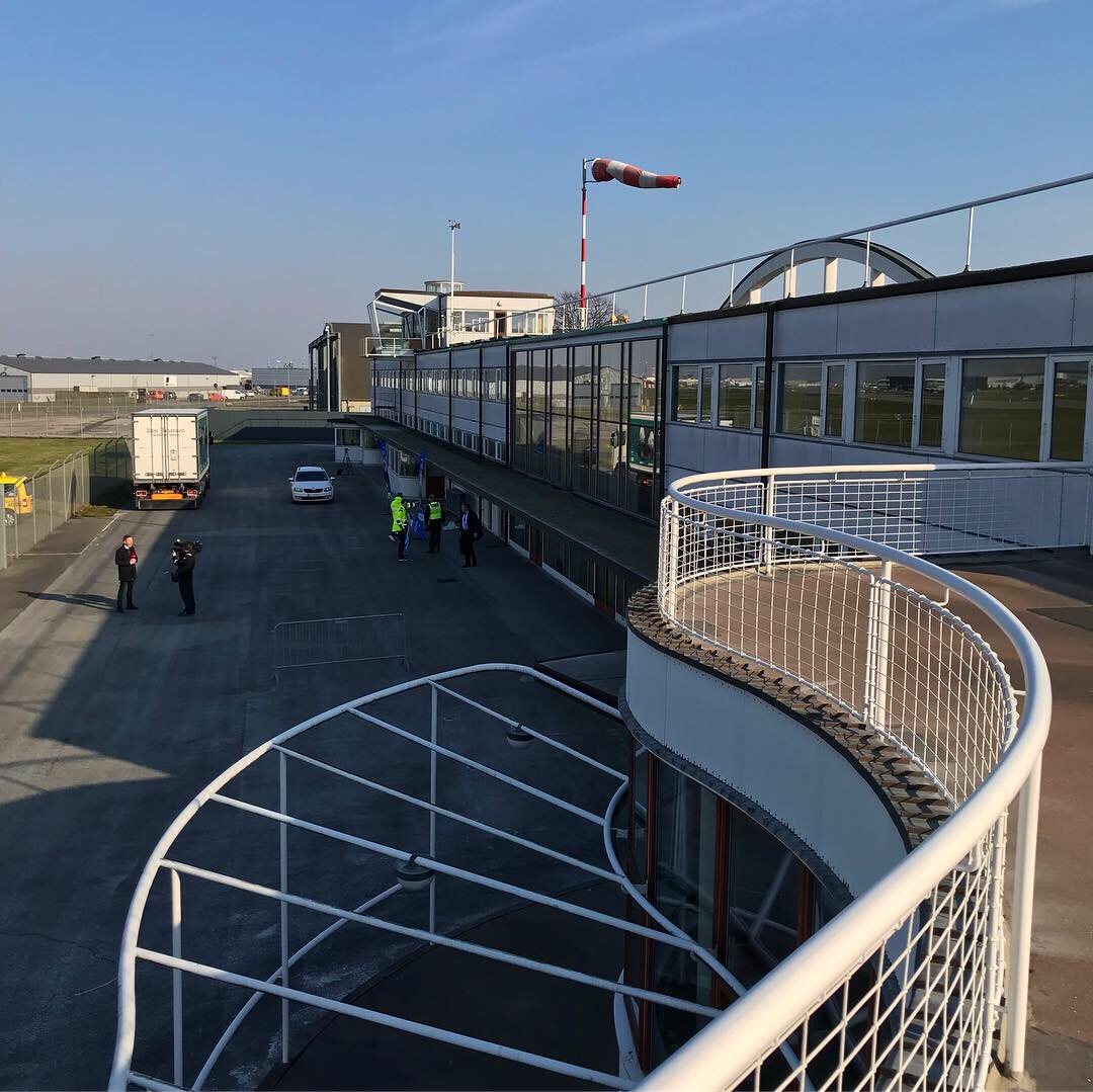 tokehelmo's tweet photo. Klar til panda(g) i @CPHAirports 🐼🐼🐼 Panda touchdown ca 18.30. Derefter tale af Thomas Woldbye, @JakobEllemann, kinesisk ambassadør Deng Ying og Jørgen Horwitz. #dkpanda @MFVMin @ditCPH https://t.co/KqgxHwfsi8