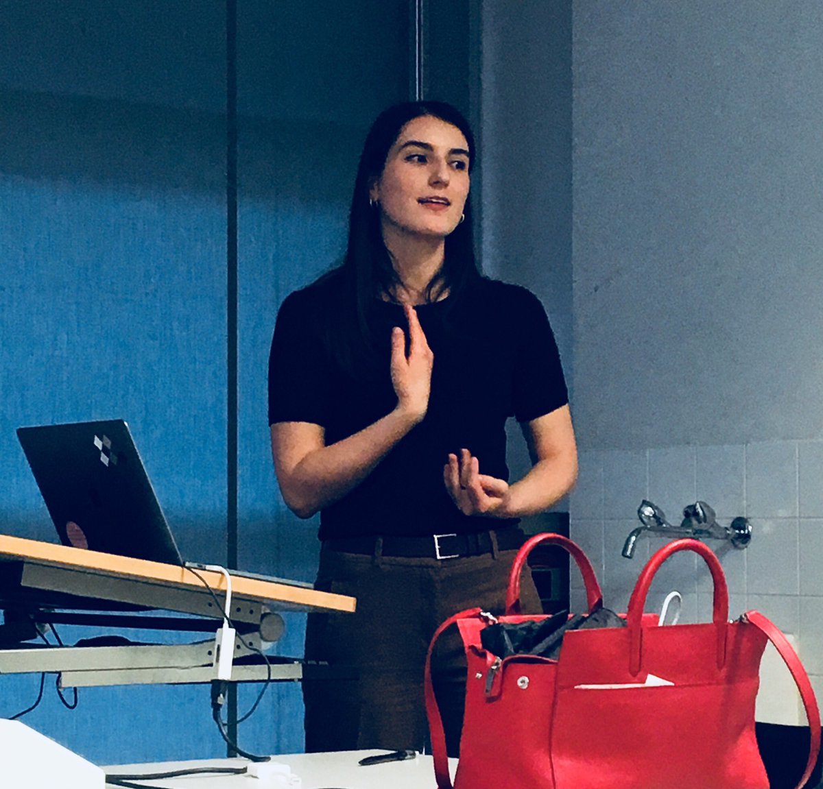 HadhamyAbdelli's tweet photo. Retours en images de la magnifique présentation de Camille Becker (consultante digitale chez IBM) au #ForumdesPraticiens de ce mercredi! 📷 Merci à elle d’avoir partagée son expérience avec les étudiants du #MAJCOM et à @medialab_geneva pour l’invitée d’exception! ✨ https://t.co/Xz9CNpZcKX