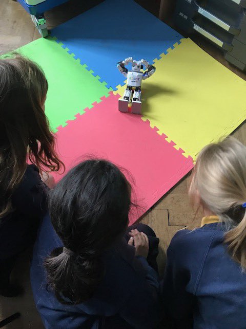 BelmontSchoolW4's tweet image. Year 4 having fun with our school robot #Edbot #stemweek #Enrichmentopportunities