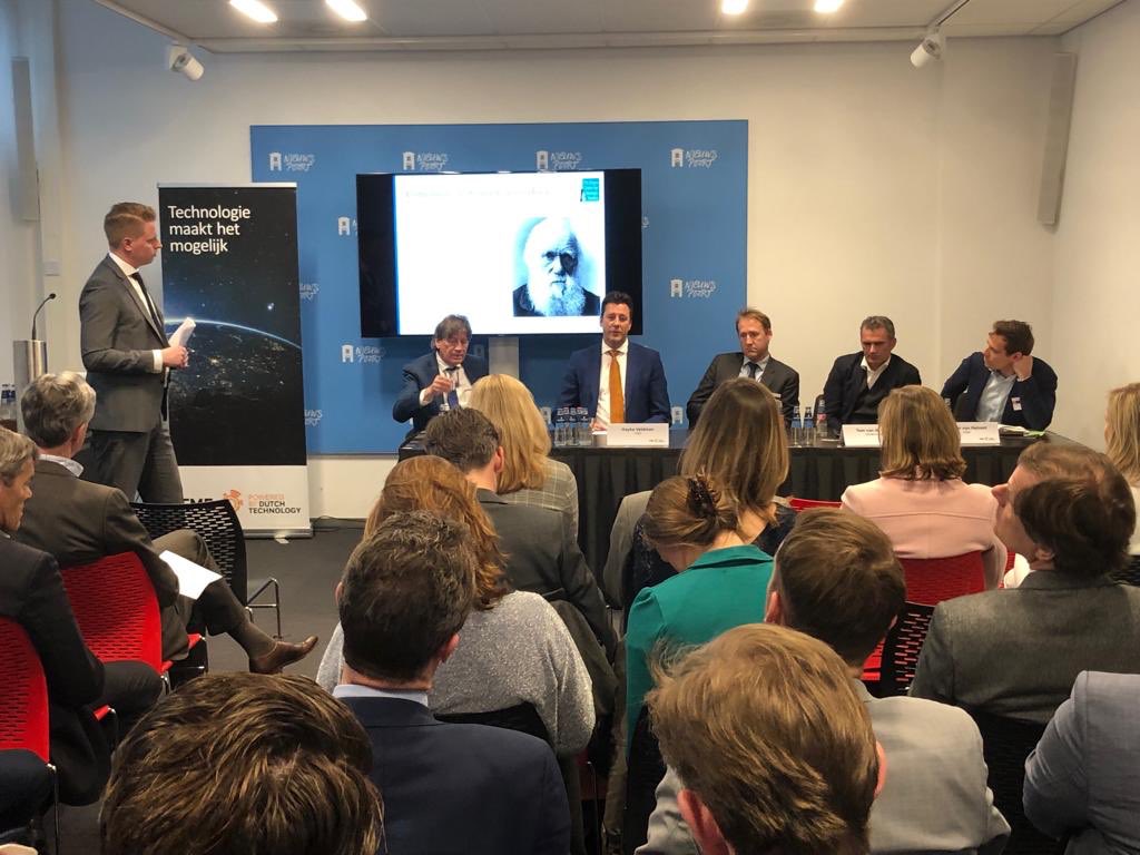 Interessante panelsessie tijdens PA-borrel ⁦<a href="/FME_NL/">FME</a>⁩ over China als kans of risico voor de technologische industrie met ⁦<a href="/robdewijk/">rob de wijk</a>⁩ ⁦@KeesVee⁩ ⁦<a href="/TomvanderLee/">Tom van der Lee</a>⁩ ⁦<a href="/HaykeVeldman/">Hayke Veldman</a>⁩ en @martijnvanhelvert
