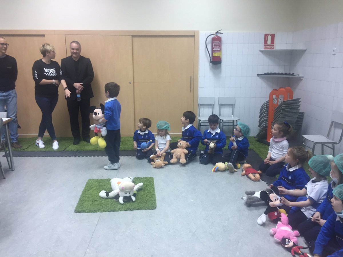 ciamariaz's tweet image. Hoy hemos tenido la suerte de recibir clase de mates de las manos de @jonhmighton creador del método de matemáticas de nuestro cole #JUMPMath