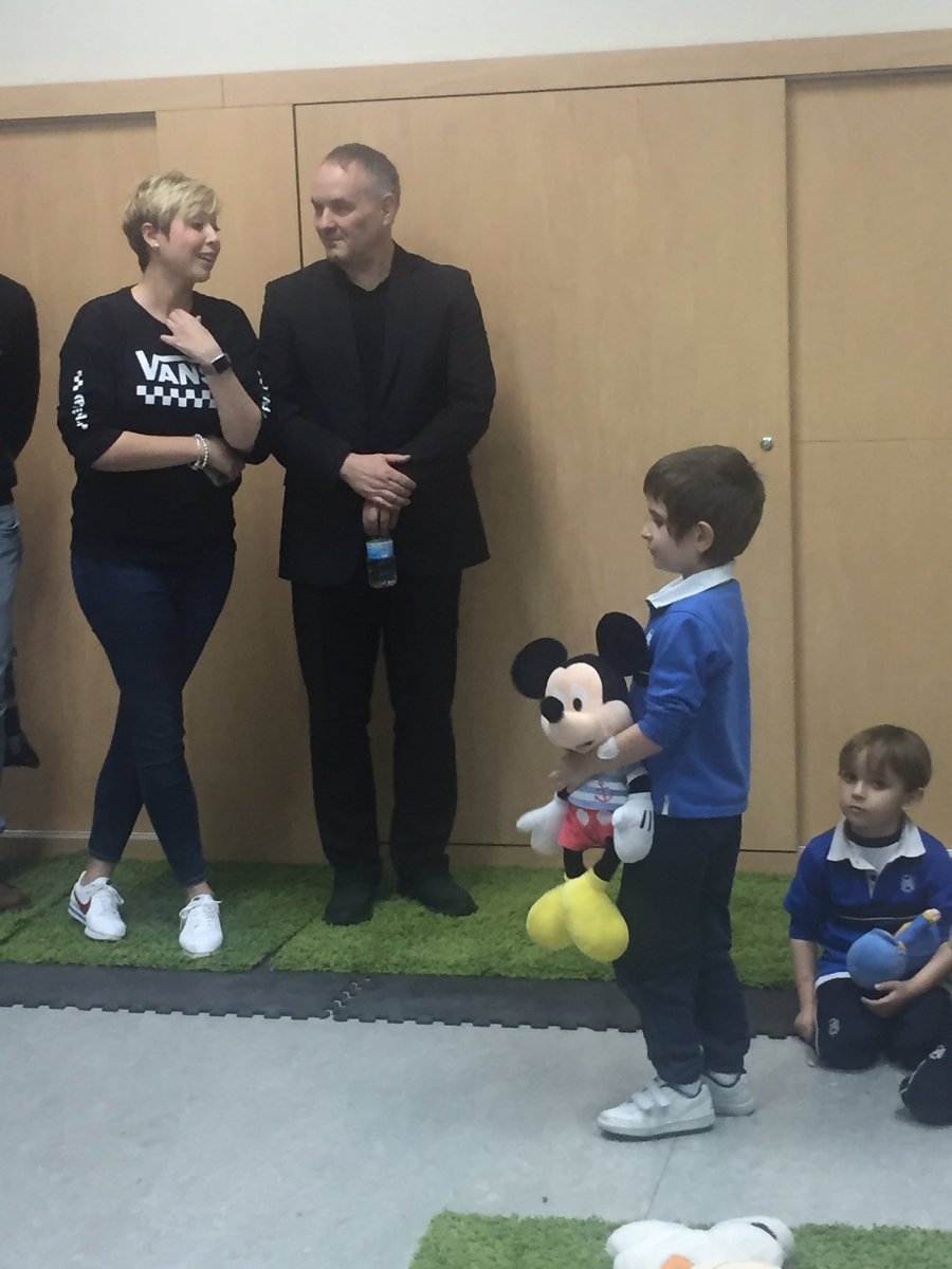 ciamariaz's tweet image. Hoy hemos tenido la suerte de recibir clase de mates de las manos de @jonhmighton creador del método de matemáticas de nuestro cole #JUMPMath