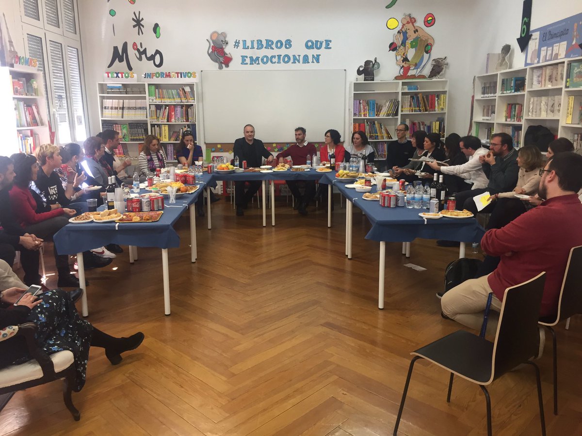 ciamariaz's tweet image. Hoy hemos tenido la suerte de recibir clase de mates de las manos de @jonhmighton creador del método de matemáticas de nuestro cole #JUMPMath