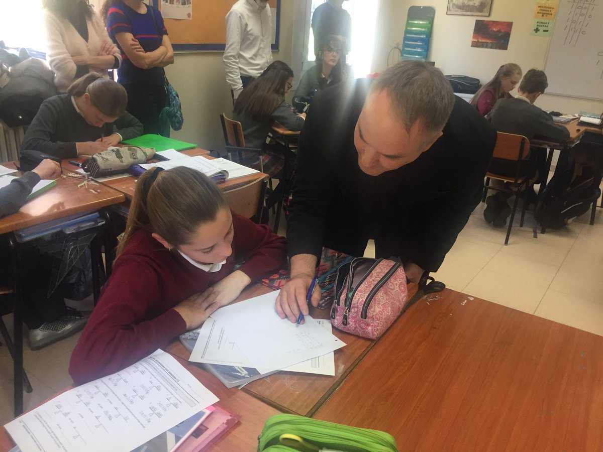 ciamariaz's tweet image. Hoy hemos tenido la suerte de recibir clase de mates de las manos de @jonhmighton creador del método de matemáticas de nuestro cole #JUMPMath