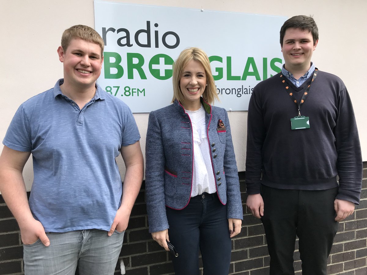 HENO (nos Iau) am 7:00 tiwniwch i mewn i raglen “Heno” ar S4C i wylio eitem i ddathlu CANFED BENNOD y Sioe Gymraeg ar <a href="/RadioBronglais/">Radio Bronglais FM</a>! #yagym