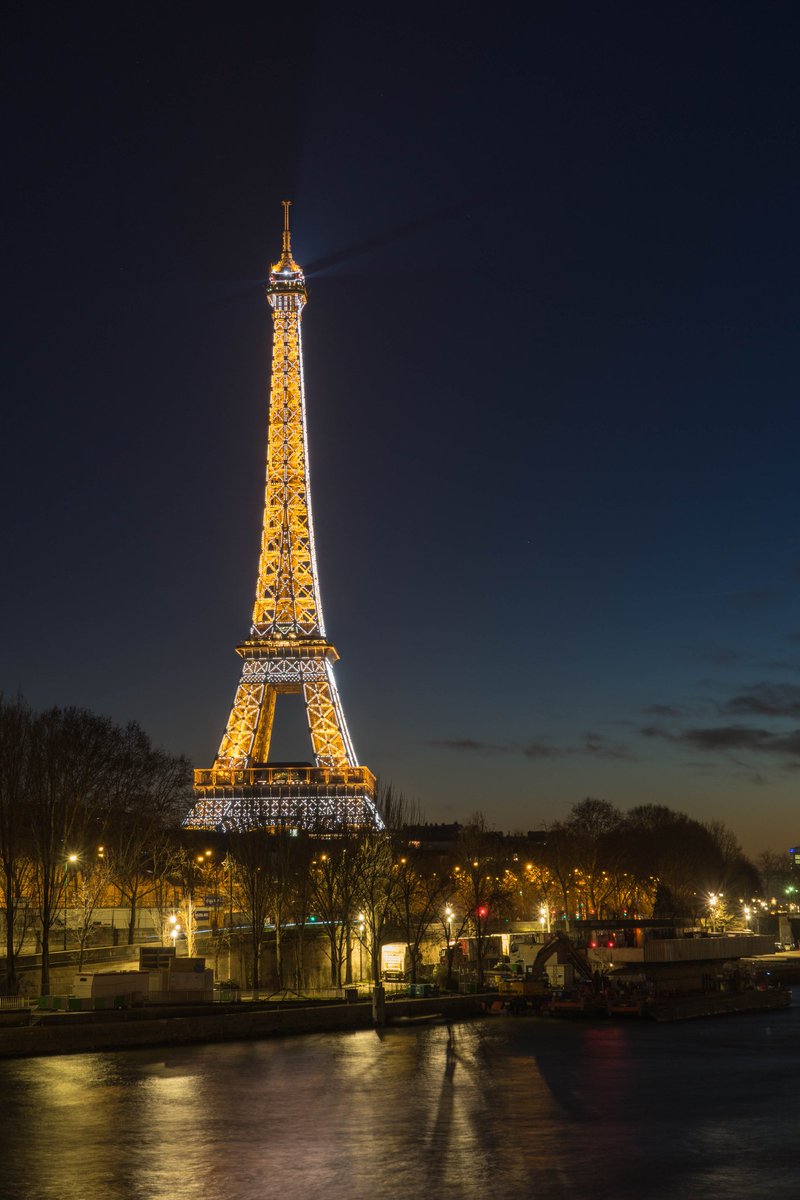 Mysterseb's tweet image. Une petite fille demande à son camarade de classe, assis à côté d’elle :
- C’est quoi l’amour ?
Il lui dit :
- L’amour, c’est quand tu me voles un morceau de chocolat chaque jour dans mon sac et que moi, tous les jours, j’en mets un exprès pour toi
.
#toureiffel #eiffelofficielle