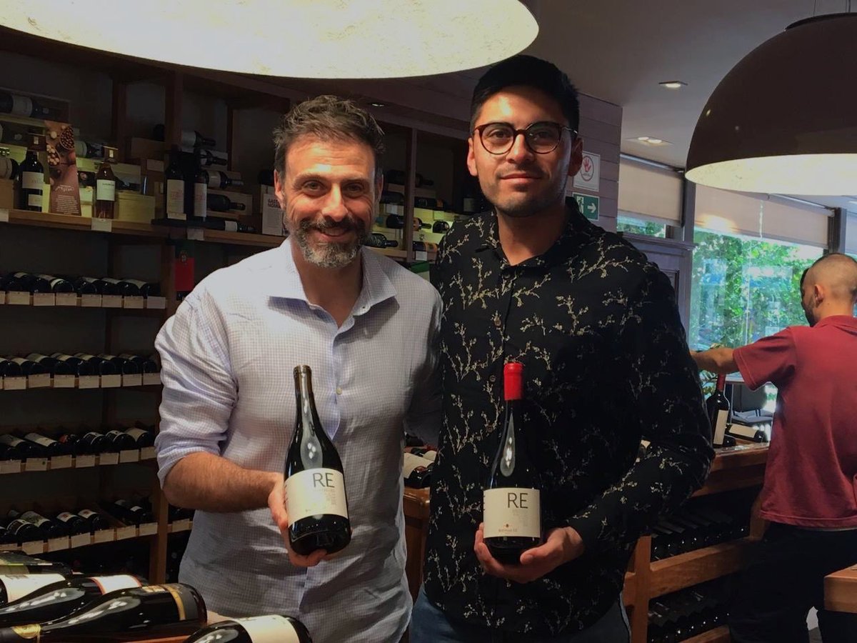 BodegasRE's tweet photo. Hoje nosso gerente de turismo, Raúl Gueren, quien está REpresentando a #BodegasRE na @WTMLAT visitou a matriz de #GrandCru e conversou com o sommelier executivo Massimo Leoncini pra fortalecer a relação. Foi um sucesso! 🇨🇱🍷🇧🇷 https://t.co/vxlIewdVi0