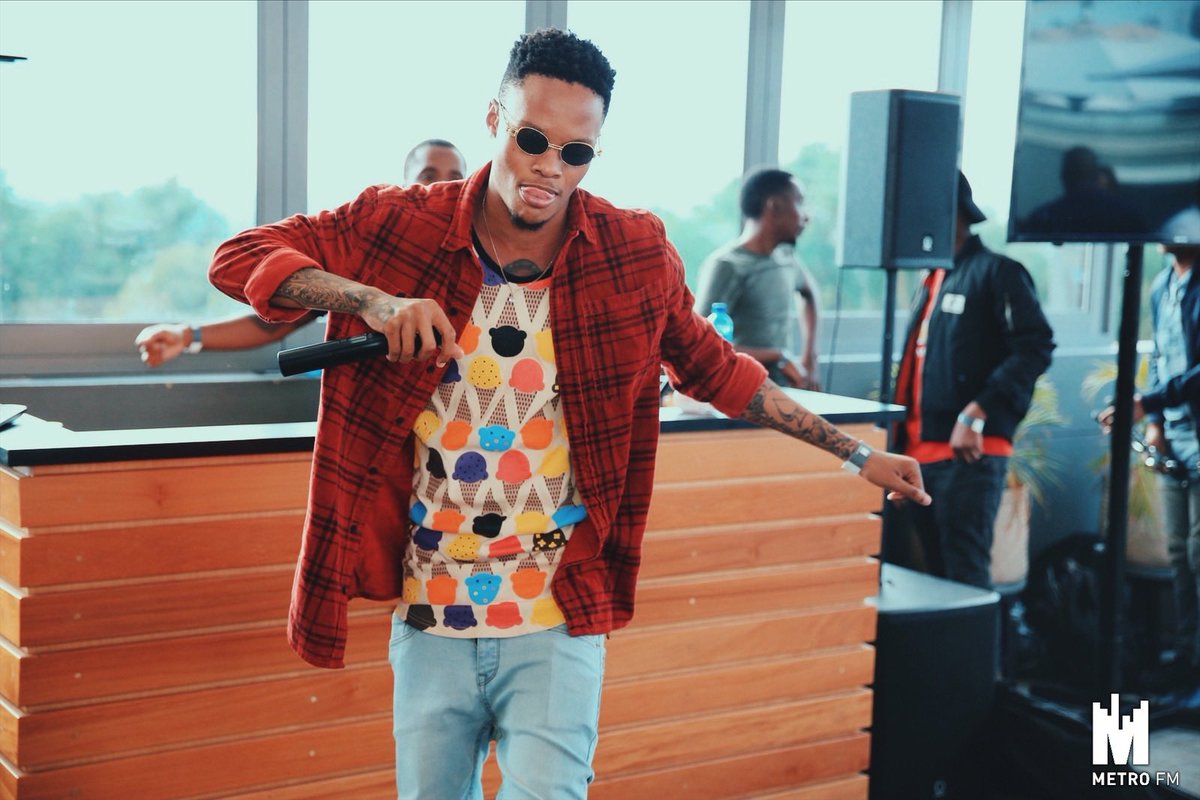METROFMSA's tweet photo. Performances by @Zingah_LOTJ @BeritaAfroSoul  on #TapIntoMetro @cadbury_sa - #GetLosteInTheTaste
#MuchMuchMore @SKYYvodkaSA #ThePerfectShadeOfBLUE https://t.co/H0NfEuA6Zz