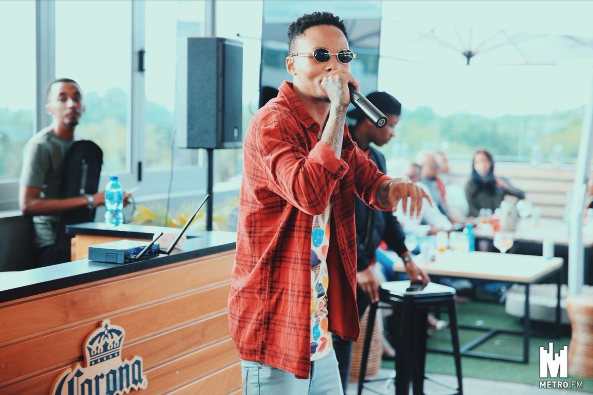 METROFMSA's tweet photo. Performances by @Zingah_LOTJ @BeritaAfroSoul  on #TapIntoMetro @cadbury_sa - #GetLosteInTheTaste
#MuchMuchMore @SKYYvodkaSA #ThePerfectShadeOfBLUE https://t.co/H0NfEuA6Zz