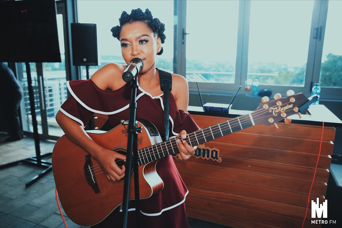 METROFMSA's tweet photo. Performances by @Zingah_LOTJ @BeritaAfroSoul  on #TapIntoMetro @cadbury_sa - #GetLosteInTheTaste
#MuchMuchMore @SKYYvodkaSA #ThePerfectShadeOfBLUE https://t.co/H0NfEuA6Zz