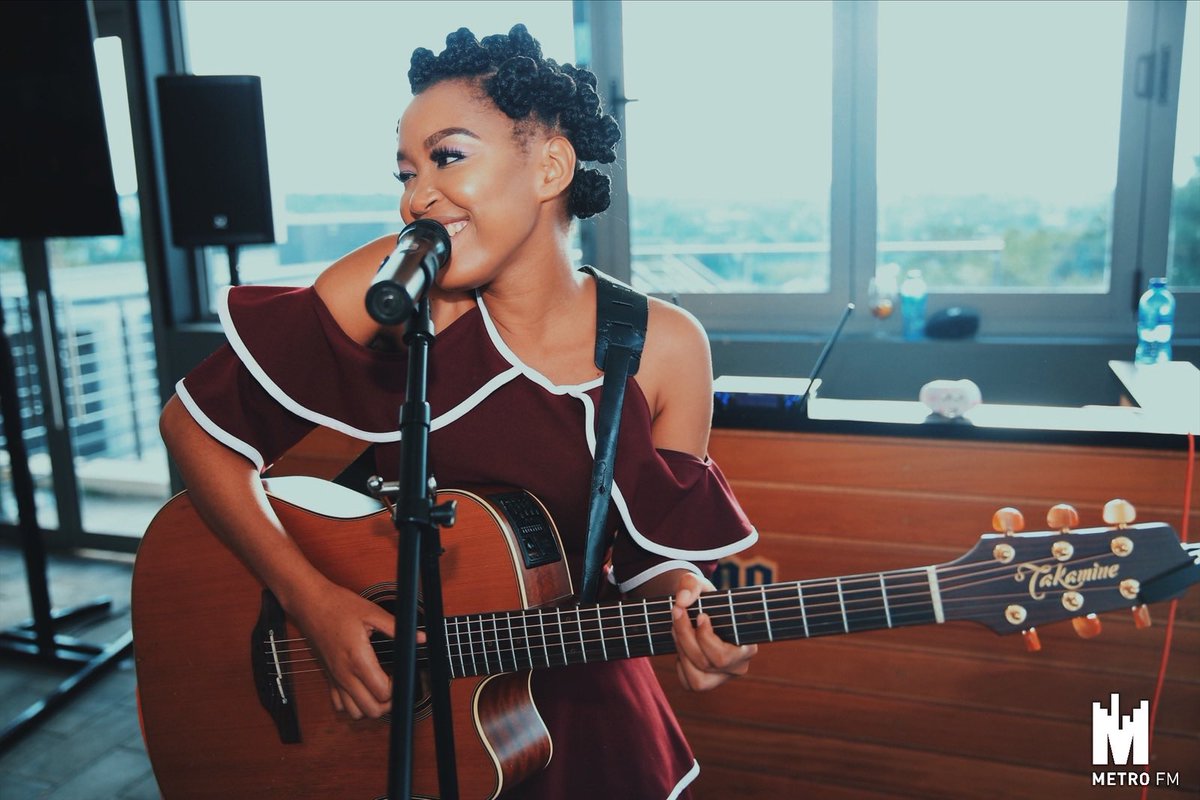 METROFMSA's tweet photo. Performances by @Zingah_LOTJ @BeritaAfroSoul  on #TapIntoMetro @cadbury_sa - #GetLosteInTheTaste
#MuchMuchMore @SKYYvodkaSA #ThePerfectShadeOfBLUE https://t.co/H0NfEuA6Zz