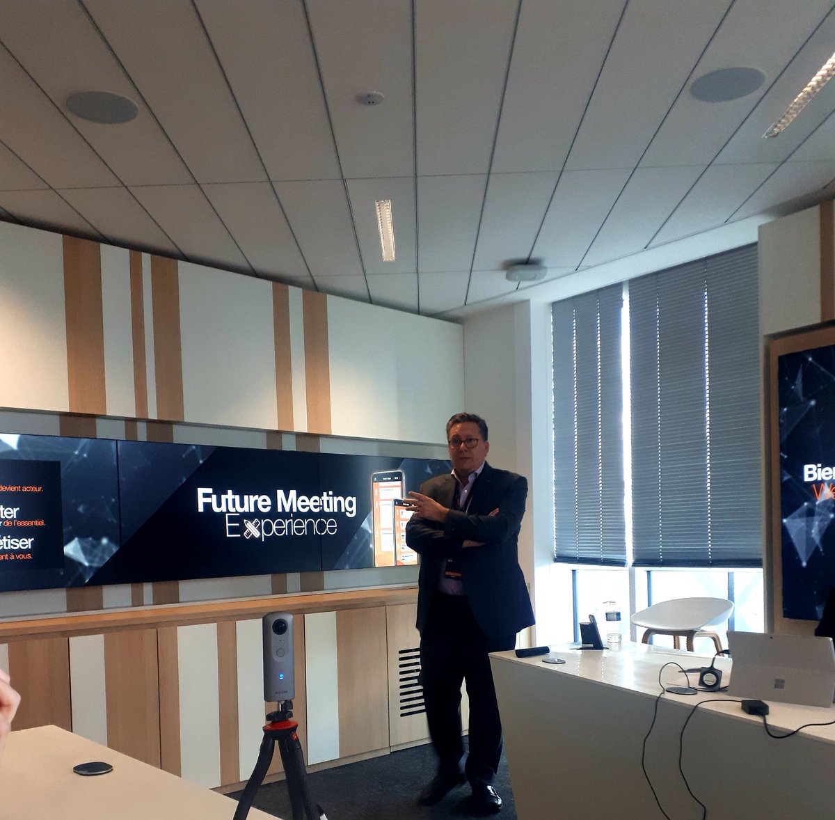 MarieBotte_'s tweet photo. Démo sur la réunion du futur au Salon de la Recherche @OrangeGardens #SDLR #IoT #IA 👍👍 https://t.co/edEbr6brxZ