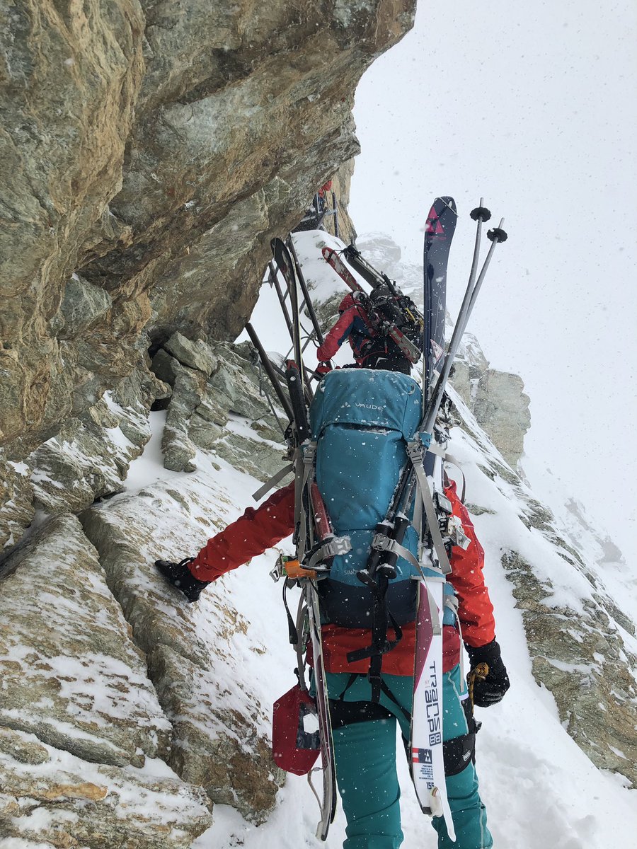 CDCaloco's tweet photo. El Caloco se mueve!!!!!
Tras 5 días de travesia por los Alpes Franceses y Suizos ( ruta  Chamonix-Zermatt) mañana realizaremos la bajada de la Mer de Glace desde el Aiguille du Midi !!! https://t.co/aeGL0tY9Ew