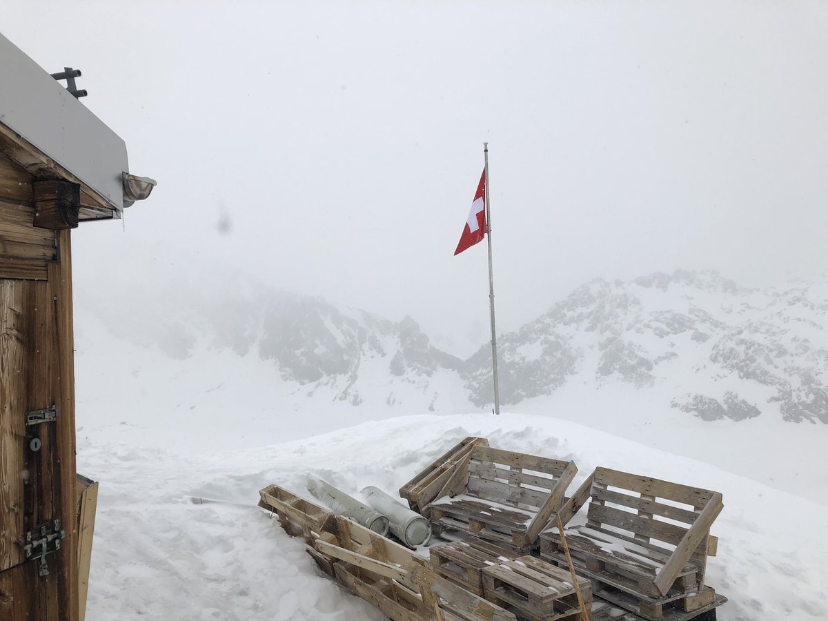 CDCaloco's tweet photo. El Caloco se mueve!!!!!
Tras 5 días de travesia por los Alpes Franceses y Suizos ( ruta  Chamonix-Zermatt) mañana realizaremos la bajada de la Mer de Glace desde el Aiguille du Midi !!! https://t.co/aeGL0tY9Ew