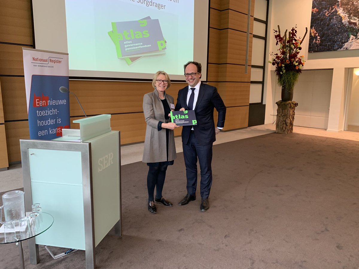 NRgovernance's tweet photo. Uitreiking Atlas Governance Pensioenfondsen met Minister Wouter Koolmees door onze voorzitter Winnie Sorgdrager,
https://t.co/Ud1Tj9kG1k @SER_NL https://t.co/CWSvGRyV1T
