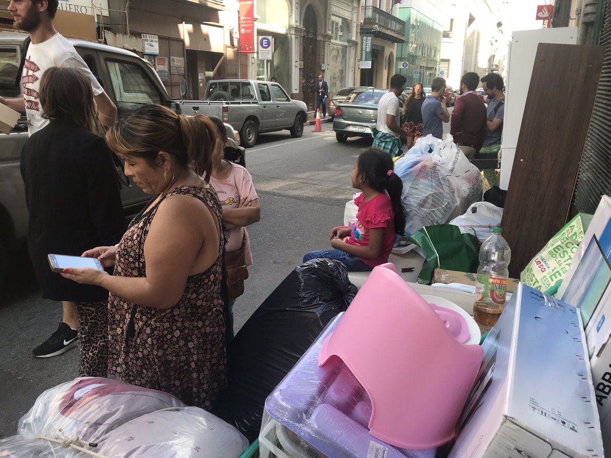 ValeriaEspaa's tweet photo. [Ahora] Más de 20 familias desalojadas en plena ciudad vieja con un operativo policial injustificado. 80 personas son expulsadas después de un proceso jurídico dudoso donde no se acreditó la propiedad.  La negación infraganti del derecho a la vivienda a pasos del @Mvotma_Uruguay https://t.co/IqJQ9lDQvL