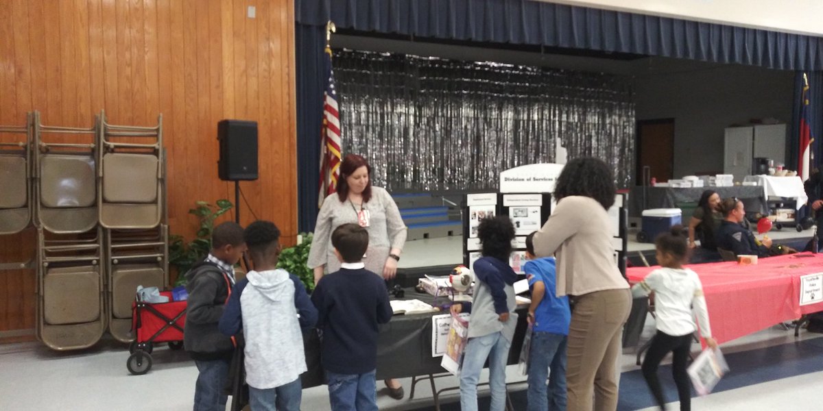 angiencan's tweet photo. @EEMillerElem #MakeAChoiceWeek
Mrs. Thompson's class learning about different careers and how these parents of fellow schoolmates help the community. π https://t.co/VrqmLzzTEa