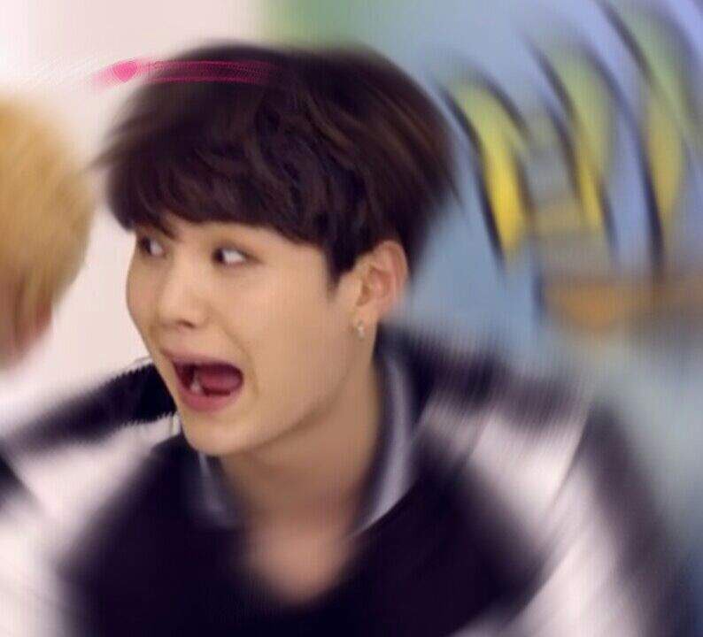megfiish's tweet photo. @kaTAEbiebs MY HEART CAN’T HANDLE ALL THIS EXCITEMENT https://t.co/KcTOC4vJgf