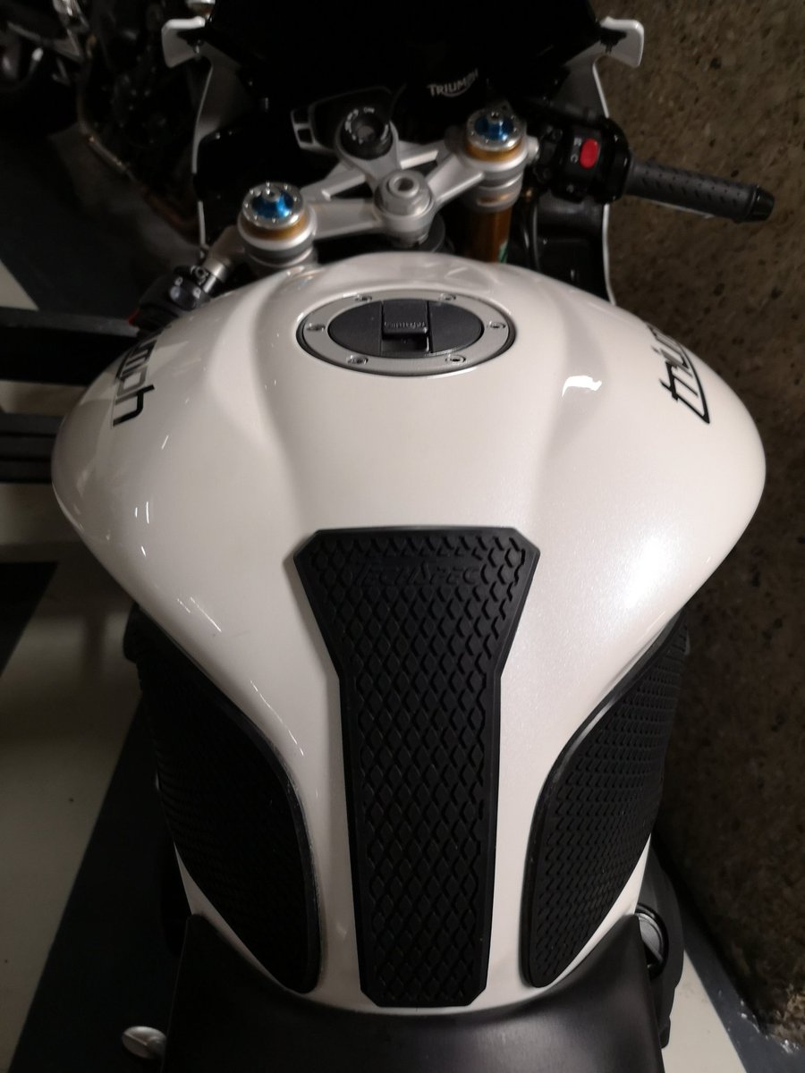 Ludz899's tweet image. Pose des grip #Techspec sur la Triumph. Moins satisfait que sur mon ancien Dayto R 2012, le réservoir étant plus arrondi, certaines extrémités se décollent...à 70€ le lot, ça fait un peu yech ! 😐