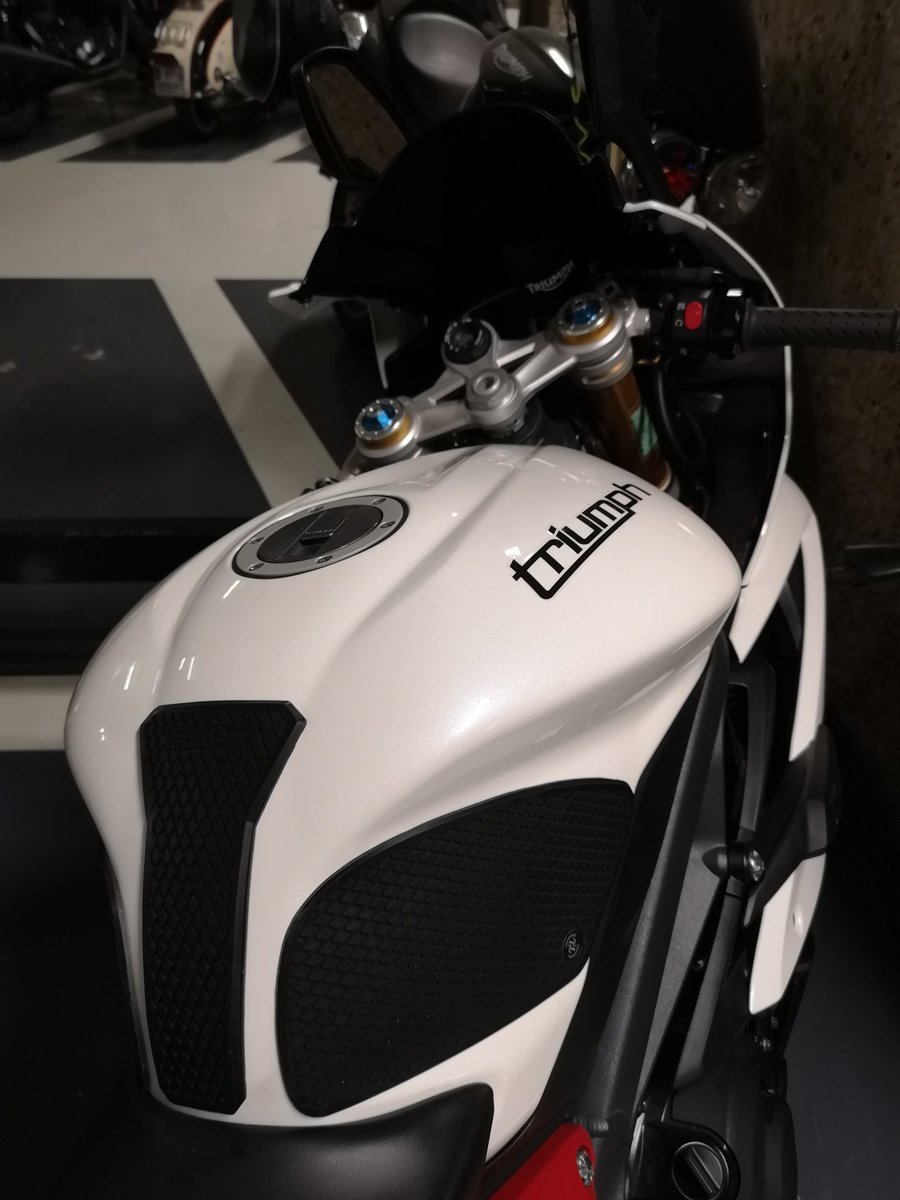 Ludz899's tweet image. Pose des grip #Techspec sur la Triumph. Moins satisfait que sur mon ancien Dayto R 2012, le réservoir étant plus arrondi, certaines extrémités se décollent...à 70€ le lot, ça fait un peu yech ! 😐