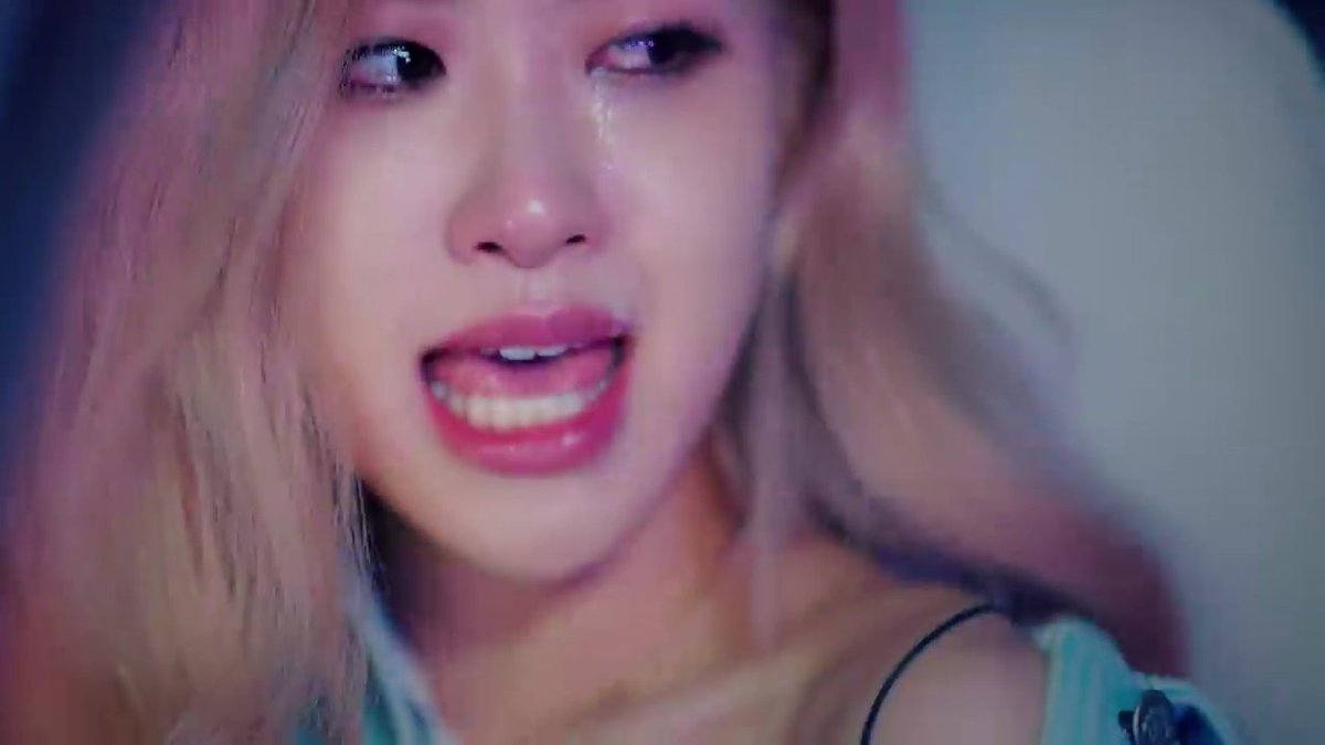 Little_Caily's tweet photo. Yes! I feel you rose.. 
I feel you..😭#KILLTHISLOVEwithBLACKPINK https://t.co/lQHBja8snS