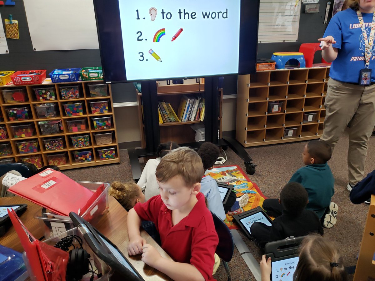 Using Apple Keynote to practice reading and writing high frequency words in kindergarten. When teachers collaborate. <a href="/MrsHessClass/">Mrs. Hess</a> #WEaretheKEY <a href="/MSDWarrenEL/">MSD Warren EL</a>