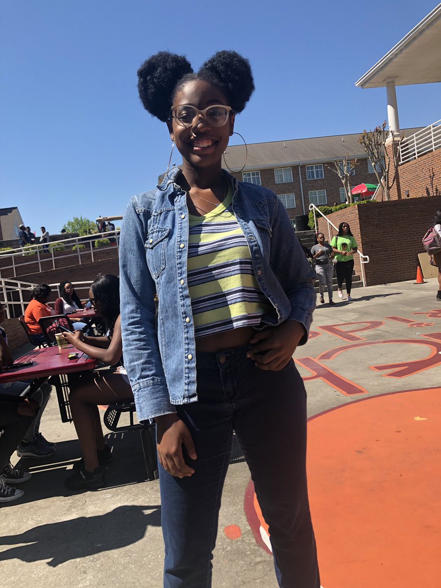 TashaaYolandaa's tweet photo. My fellow claflinate is showing off her “Throwback Thursday” pride here at the plaza. #CUSM19 #CALAbash10 @ClaflinUniv1869 https://t.co/RJTLIEuobd