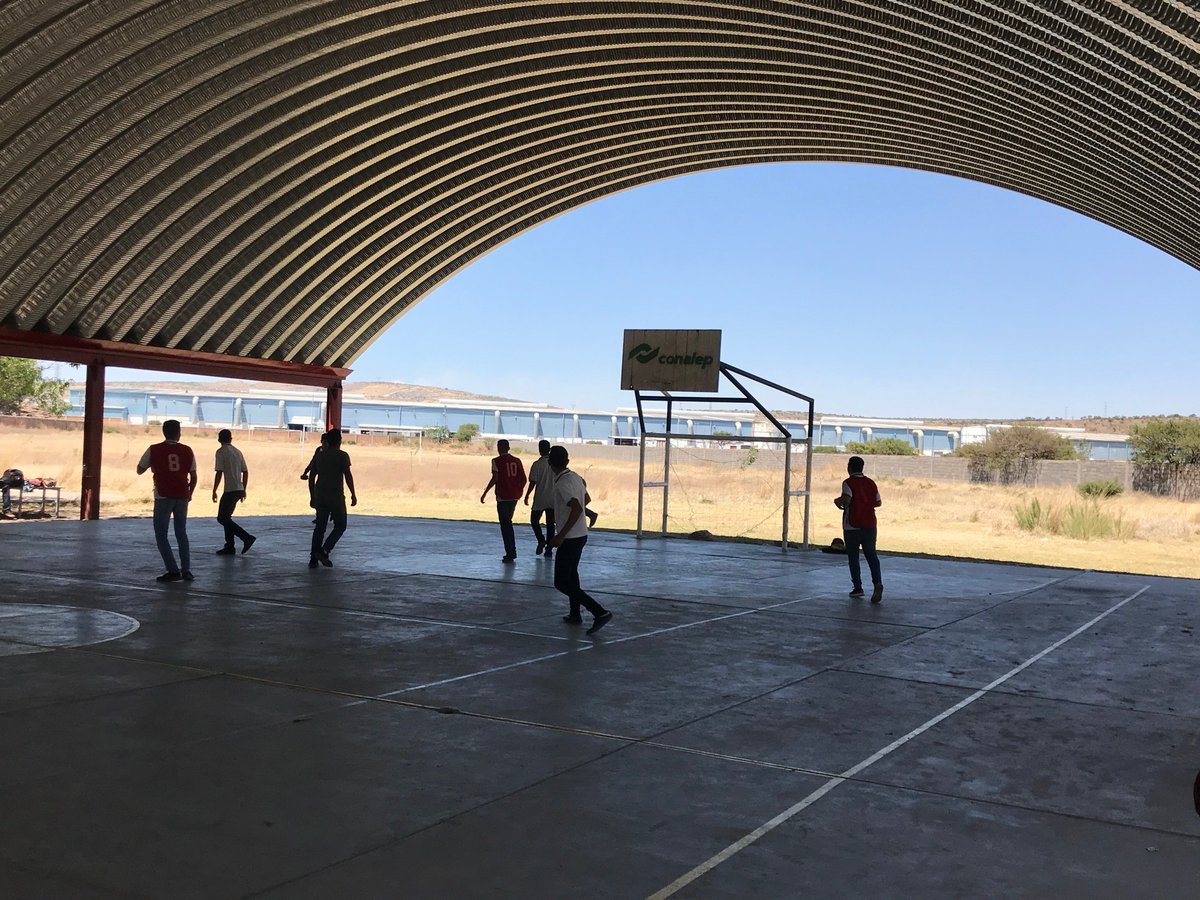 CONALEPDGO130's tweet photo. Semifinales de Futbol Varonil, en las instalaciones de #CONALEPDURANGO https://t.co/ZMURFzbc5n