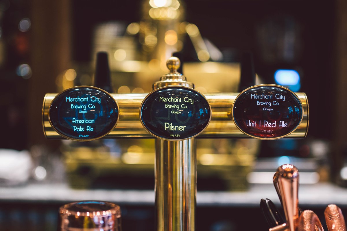 Spring nights at our Public House bar = our ideal way to get ready for the weekend 🎉 Why not join us this evening!