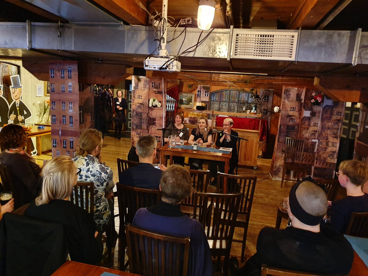 PosthumanitiesH's tweet photo. public event with #JohannaSinisalo and #LauraGustafsson at #weirdeco2019 #tampere #weirdecologies and #storytellingpractices https://t.co/07xqBSyjfV