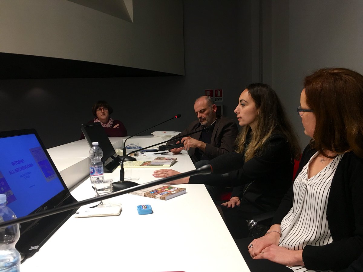 Tanto tempo per produrre contenuti, poco tempo di permanenza online nel flusso della comunicazione: per <a href="/maraina81/">Marina Lo Blundo</a> il blog è una soluzione per questo scarto valore/tempo. I social integrano la comunicazione ma non la esauriscono. 
#IntornoallArcheologia