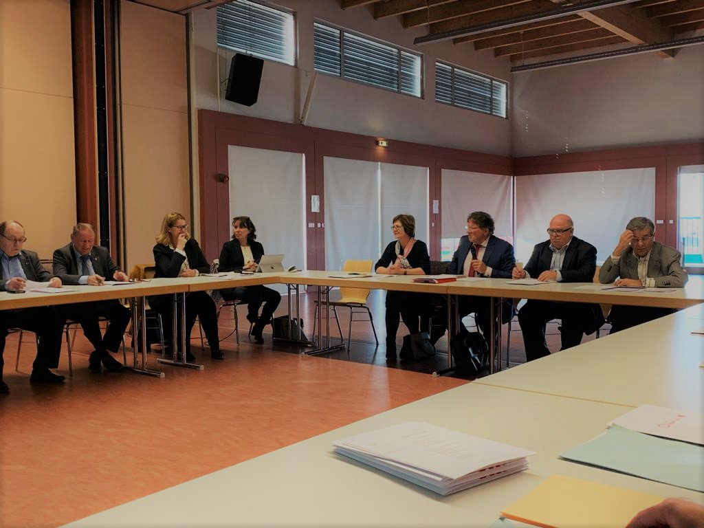 BdT_GrandEst's tweet photo. .@BdT_GrandEst partenaire des #collectiviteslocales invitée
pr sénateur @GuyDoKennel a présenté maires  circo de
#Bischwiller à #Offendorf, l'offre @BanqueDesTerr #Aquaprêt
#dispositifs de financt #réhabilitation #thermique bâtiments
publics #tourisme dev éco offre #ingénierie https://t.co/73GCUdJQ45