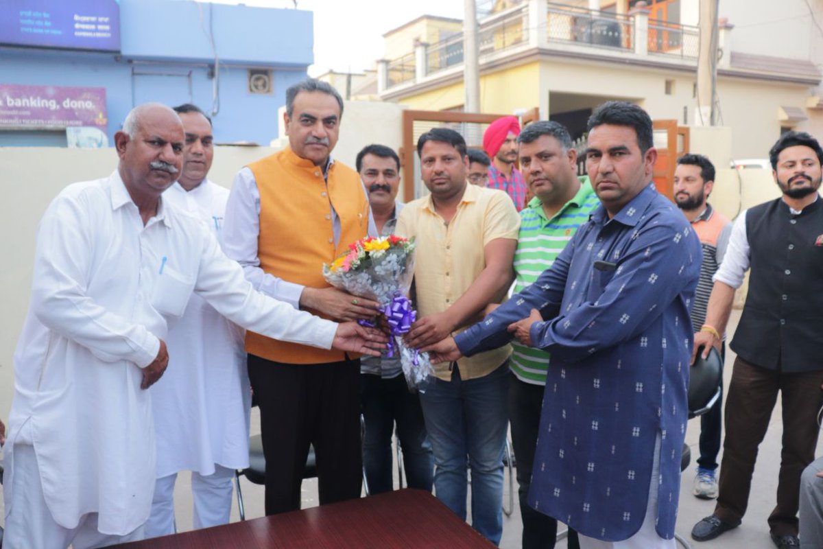 SanjayTandonBJP's tweet photo. Told the villagers in Kaimbwala about Kisan Sanman Nidhi Yojna of giving Rs 6000/-aid annually of which 2000/-has been paid.Told them that 10crore toilets have been made and the availablity of subsidised LPG under Ujjwala Yojana.#chaipecharcha at Sarpanch Sony's house. #NaMoAgain https://t.co/DlVGjv0nw8