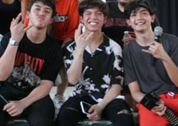 02Lyn25's tweet photo. Umuwi kana baby 
Di na ako sanay nawala ka 
Mahirap na ang mag isa 
At sa Gabi hinahanp hanp keta 🎸🎤

"THE RNM MASCAMPUS BOYS"

@RjPerkins4 @nateporcalla @reyes_mark25 

Sana sir @marcoselorio7 
Makapg pa pic na ako sa mga boys na yN.😍😍😍

#TheRNMMASCAMPUSBOYS
#143♥ https://t.co/8ipxXoGn4T