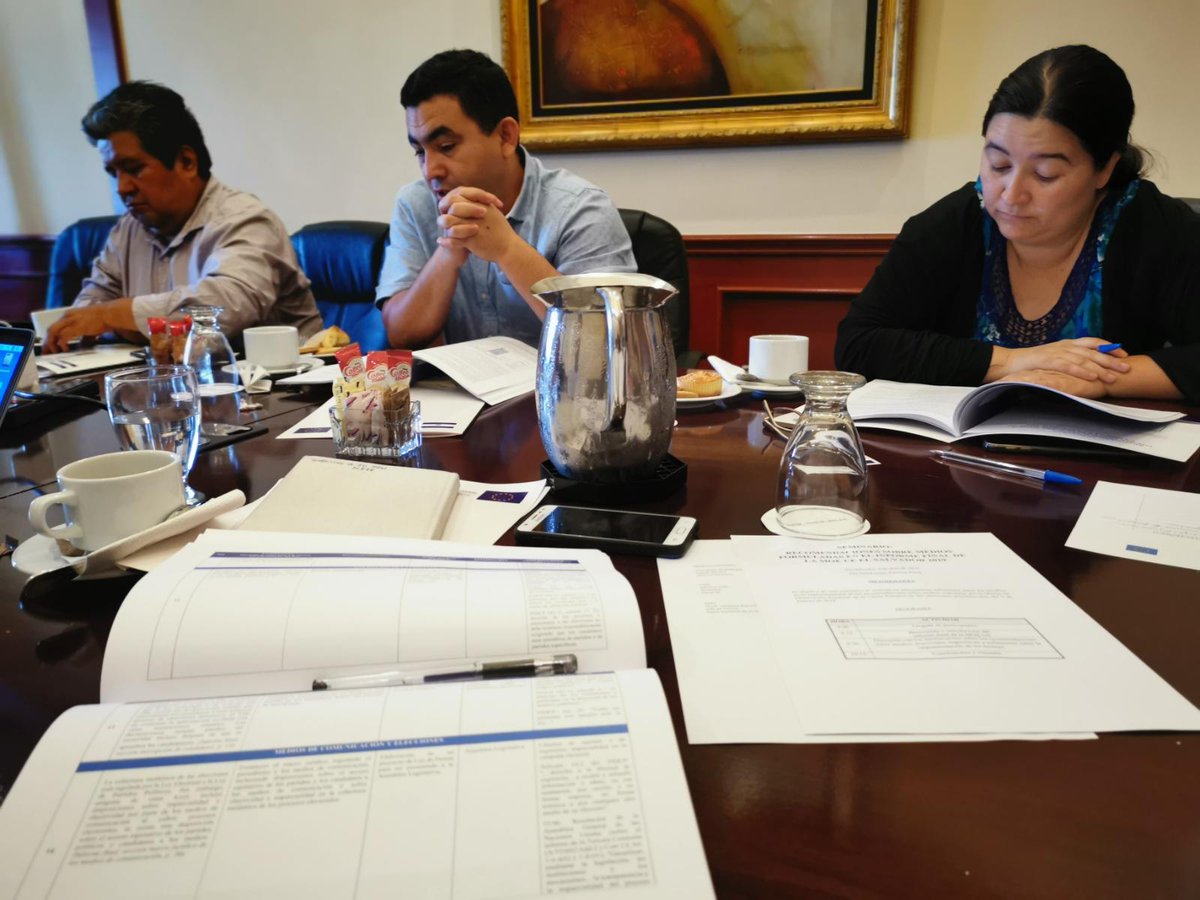 moeueSV19's tweet photo. La experta legal, el experto electoral y el oficial de prensa de la MOE UE hoy analizaron las recomendaciones sobre medios de comunicación con Adriana Valle, directora de @TVESsv; Leonel Herrera, director de @arpassv; y Óscar Venancio Ramírez, jefe de prensa de @RadioNacionalsv https://t.co/HwQl98q17p