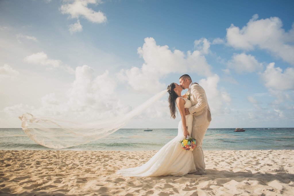GMSplash's tweet photo. When you realize you want to spend the rest of your life with somebody, you want the rest of your life to start as soon as possible. #LuxuryWeddings https://t.co/3aamg9mTqG