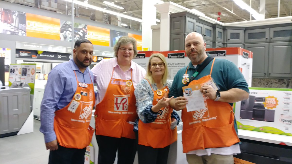 HomeDepot_4150's tweet photo. Congrats to Mary, Rich, Linda and Maria on your Homer Awards  and Thank you Dawn @watlock5 for celebrating their achievements with us here at @HomeDepot_4150! #PortRichmondPride #BuiltToBringit @PedroMal4150 @Lorrainbutler @dennison_bryan https://t.co/jizGOyCCwL