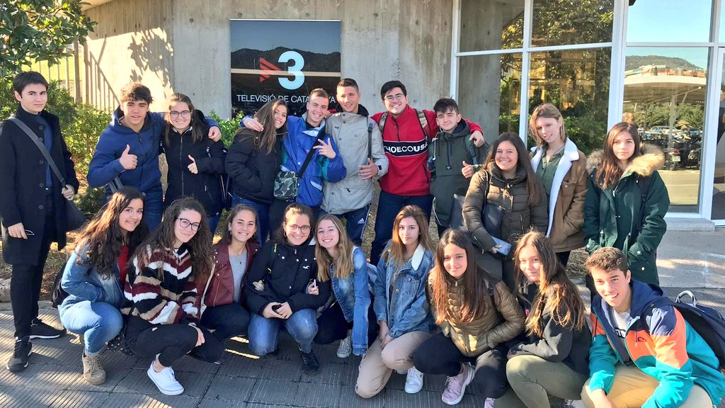 Els nois i les noies de 4t d'ESO que participem al Projecte Re@cciona hem anat de visita a <a href="/tv3cat/">TV3 és ara @Som3Cat</a>. Avui en descobrim el seu funcionament intern i després ens apropem a <a href="/CatalunyaRadio/">Catalunya Ràdio</a> per assistir a un programa en directe.