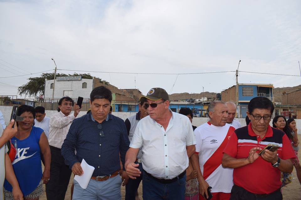 muni_talara's tweet photo. 💪Durante una visita, el alcalde provincial, José Vitonera Infante, anunció que mejorará la cancha deportiva del asentamiento San Judas ubicado en el cono Norte del distrito de Pariñas, a fin de incentivar entre los vecinos el deporte y la cultura. https://t.co/SDjLNbPSwq