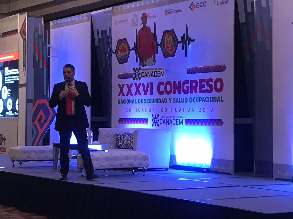 Canacem_Mx's tweet photo. Iniciamos nuestro Congreso de Seguridad y Salud Ocupacional con la Conferencia de Juan Manuel Rotter Alday, compartiendo sus experiencias sobre la importancia de la actividad fisica en el trabajo.
#70CANACEM #ConstruimosunMéxicomásfuerte https://t.co/fQ2dewCc87