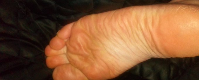 Kay77941496's tweet photo. Wouldn't you like to lick my foot clean. Slowly licking between my toes. Almost making you orgasm.
#findom #submissive #feetfetish #FeetWorship #footfetish #slave #servitude #paycheck #walkingbank #finsub #financialslave https://t.co/S8zXawAUsW