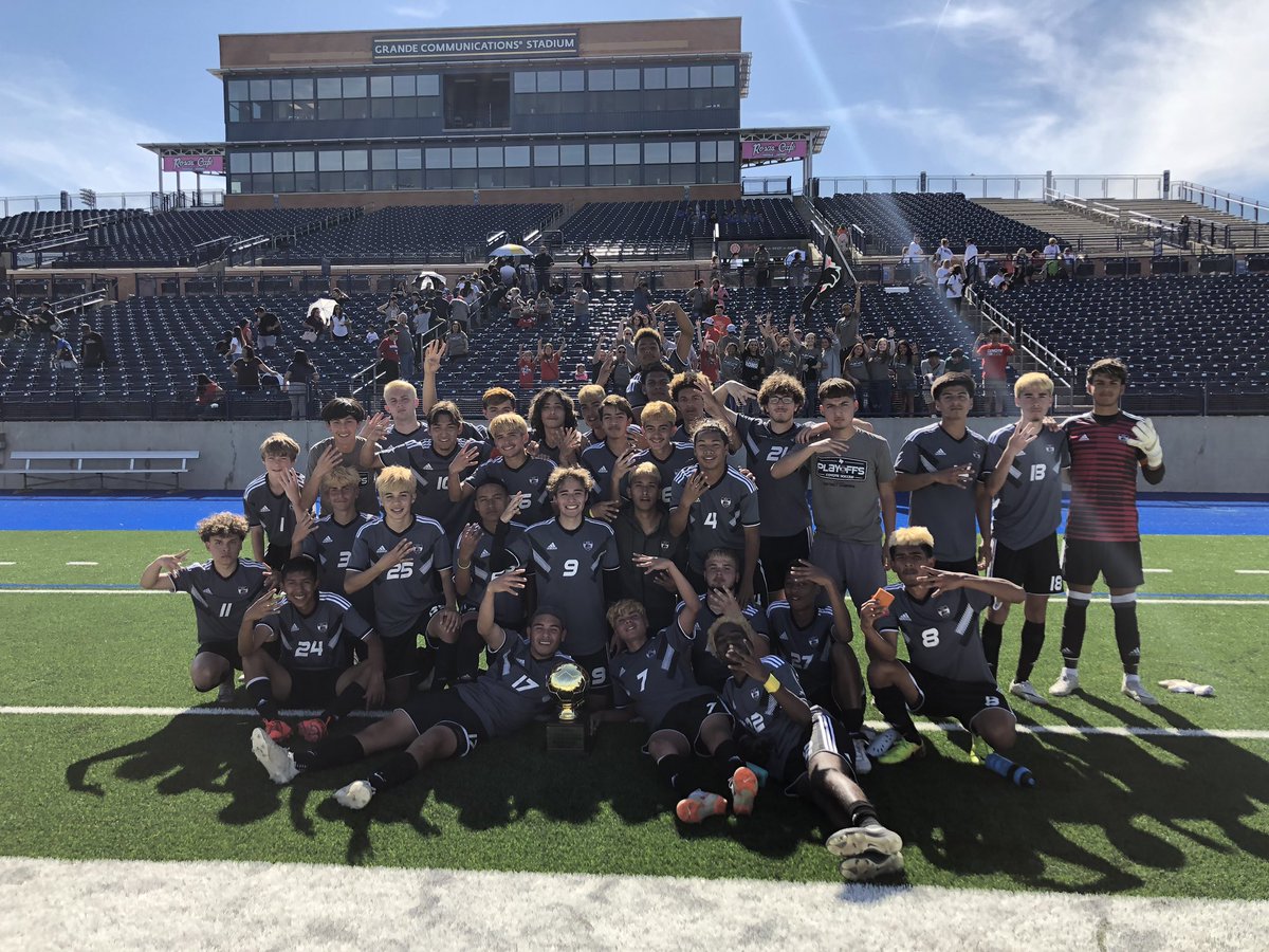coyote_soccer's tweet photo. 2019 Regional Quarterfinal Champs!

2-1 win over a strong @DVHSMensSoccer. Goals from Adrian Botello and Daniel Alvarez. Luis Camacho has an assist. GK Israel Gonzalez came up big again at the end!

Looks LG was shining down on us in this pic! #LG12 https://t.co/WVaCLKjNM5