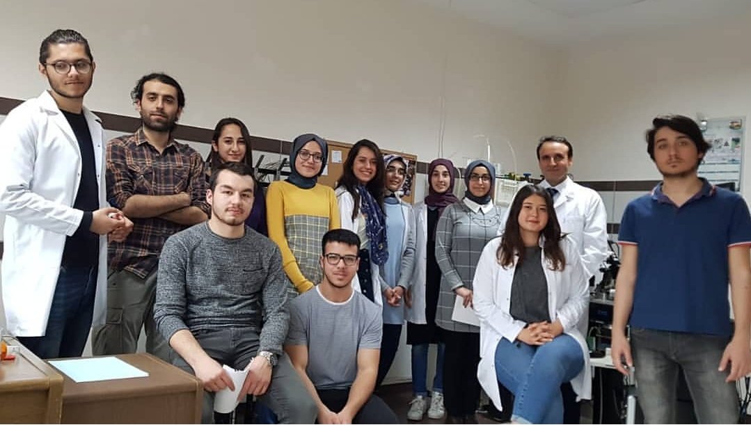 GaziantepBAT's tweet photo. Bu hafta fizyoloji hocalarımızdan Ramazan Bal bizi laboratuvarında ağırladı. Hocamız ile birlikte Patch clamp deneyi yaptık. Ardından bilimsel araştırmanın nasıl yapılacağına dair bazı taktikler aldık hocamızdan. Hocamıza ve katılan üyelerimize teşekkür ederiz 🌸 Bilimle kalın 💫 https://t.co/SCpnVlvfpZ