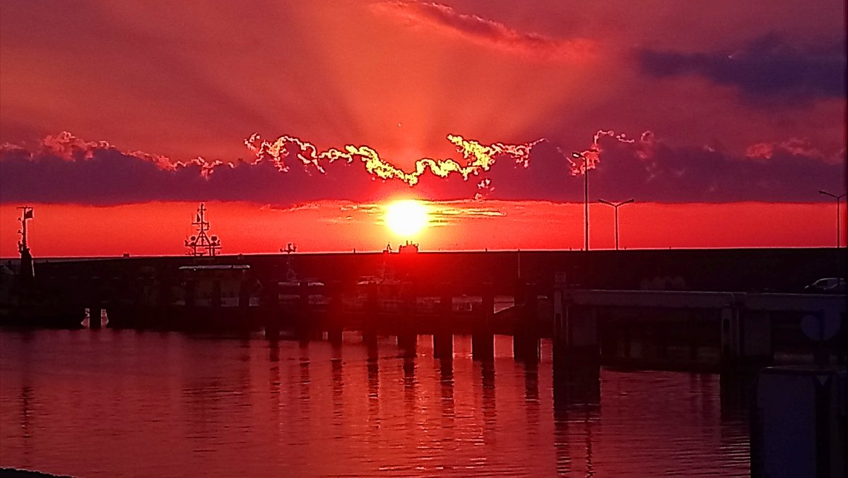 OmeSjoerd's tweet photo. Bezoekje Harlingen, maar aan de horizon toch mooier. https://t.co/zSobGlUPU7