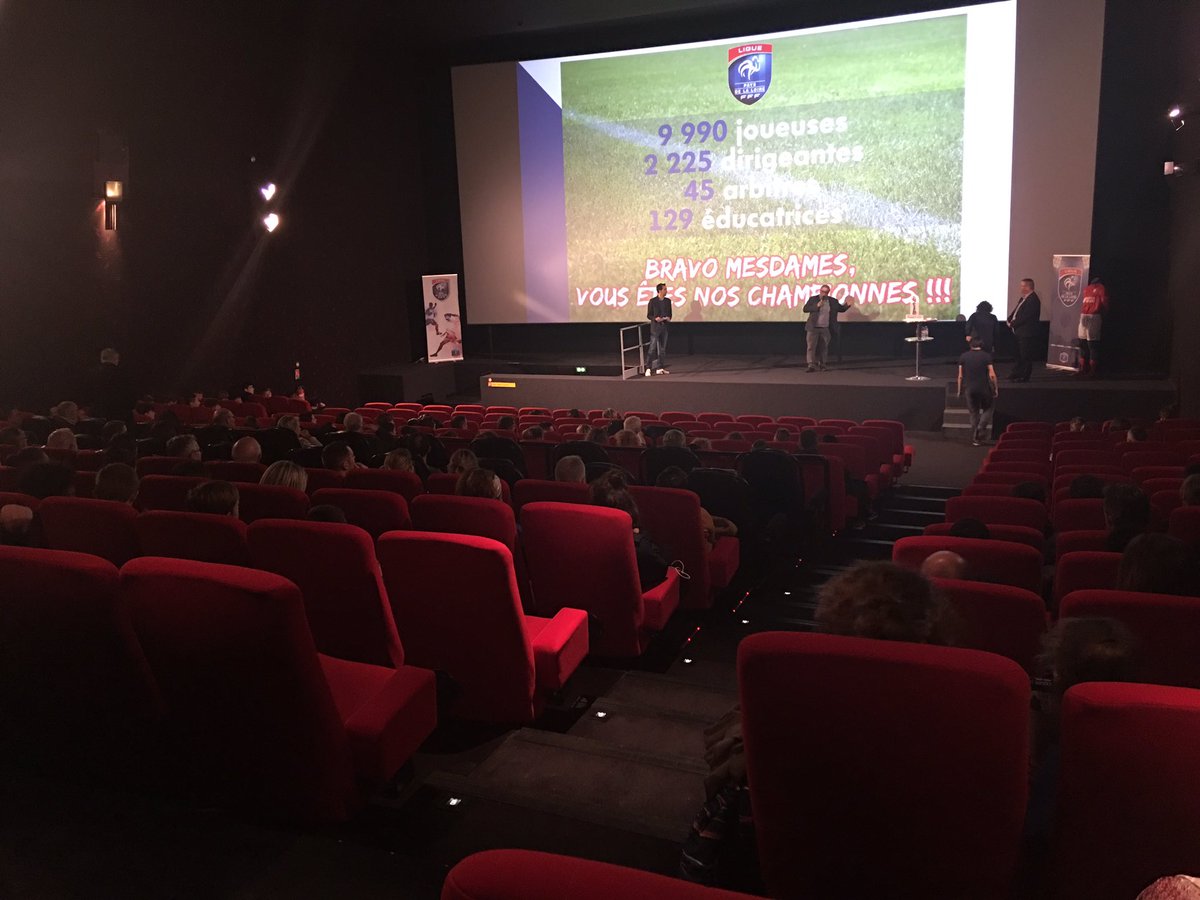 F3PaysdelaLoire's tweet photo. À #SaintHerblain ce jeudi soir pour lancer la tournée régionale #FiersdetreBleues avant la Coupe du Monde de football féminin en juin en France ⚽️👩🏿‍🦰👩🏿‍🦱👩🏼 #USBFOOT et @F3PaysdelaLoire sont dans la caravane ✌️Toutes les infos 👉🏻 https://t.co/RAG05dWtTD https://t.co/oRpeecwD5G