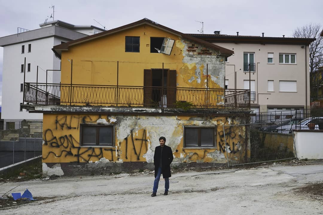 LinoGuanciale's tweet photo. Domani sera alle 21:20 su @RaiDue andrà in onda "L'Aquila 03:32 la generazione dimenticata". Se anche voi siete convinti del valore della memoria... guardatelo. #LAquila https://t.co/l9cXjSE1R4