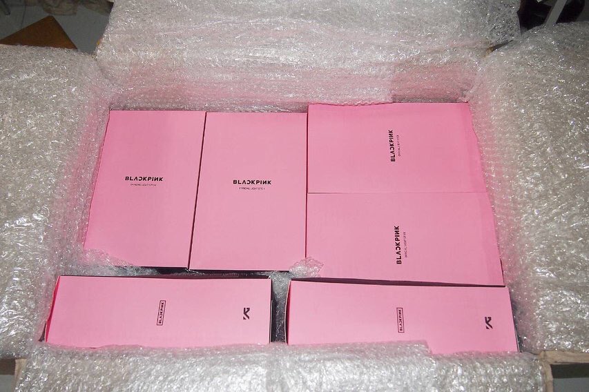 Themerchqueens's tweet photo. Due To #BLACKPINK Dropping Their BLACKPINK  2ND MINI ALBUM [KILL THIS LOVE] 🎧 

I’ve Decided To Do Another Giveaway🖤💖

• RT &amp; ♡ To Win

• Must be following me @TheMerchQueens and turn on    
   my notifications 

• Tag your friends &amp; be ACTIVE https://t.co/CPLQ5mj417
