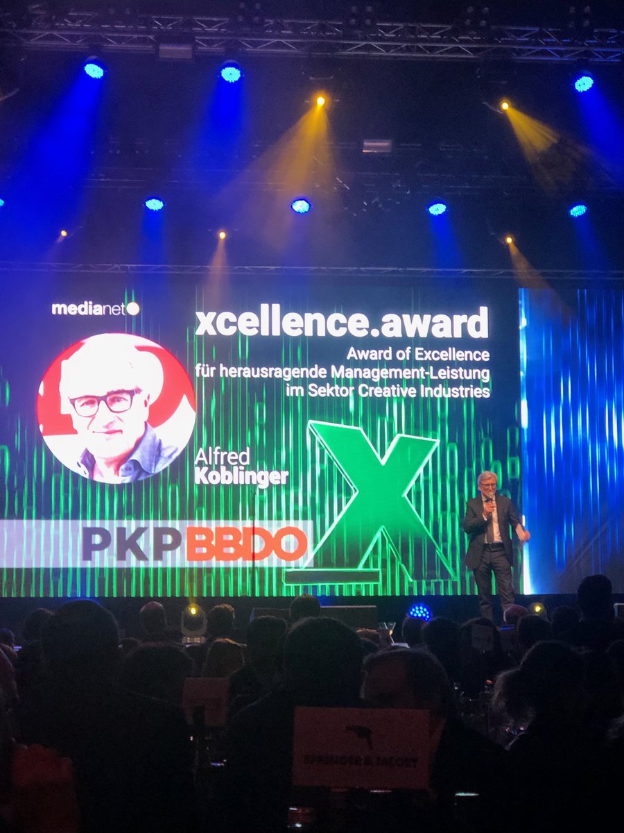 Fred Koblinger, founder and hitherto CEO of our fabulous „cousins“ PKP BBDO, is awarded the Award of Excellence for his lifetime achievements at the medianet xperts Night. Congratulations, dear Fred, and so well deserved!!